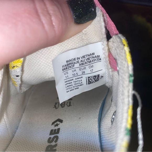 Sold   Converse All Star Chuck Taylor's Low Top Size 11 Youth Kids Girls Lemons - Picture 7 of 7